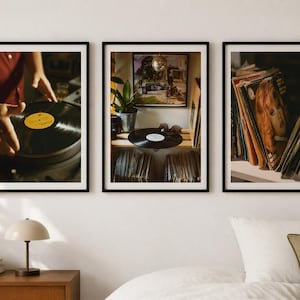 Puede incluir: Tres láminas de arte mural enmarcadas con fotografías de temática musical. La lámina de la izquierda muestra un disco de vinilo en un tocadiscos. La central muestra un tocadiscos con una planta y un cuadro. La de la derecha muestra discos de vinilo.