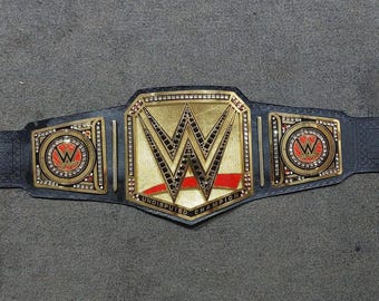 Cinturón de título de réplica del Campeonato de Peso Pesado Indiscutible: En cuero con placa de latón