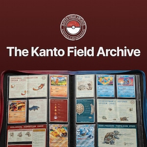 Puede incluir: Un archivador abierto titulado "The Kanto Field Archive" lleno de cartas coleccionables. Las cartas presentan ilustraciones y texto japonés. El archivador muestra varias cartas con varios diseños y colores, incluyendo una carta de Charizard.