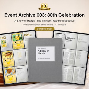 Puede incluir: Una cubierta de carpeta gris etiquetada A Show of Hands The Thirtieth-Year Retrospective, flanqueada por dos páginas de carpeta abiertas que muestran cartas coleccionables Pokémon con Pikachu e insertos informativos para el evento 30th Celebration.