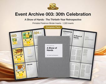Può includere: Una copertina di raccoglitore grigia etichettata A Show of Hands The Thirtieth-Year Retrospective, affiancata da due pagine aperte che mostrano carte collezionabili Pikachu e inserti di documenti per Event Archive 003.