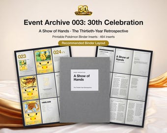Può includere: Un raccoglitore grigio con il testo Event Archive 003: A Show of Hands, The Thirtieth-Year Retrospective, affiancato da due pagine aperte che mostrano inserti di carte Pokémon, testo e il titolo 30 Celebration in alto.