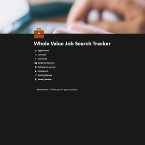 Op de afbeelding: Een donker scherm toont de tekst "Whole Value Job Search Tracker" met een kofferpictogram. Hieronder staat een lijst met "Applications", "Contacts", "Interviews" en meer. De zin "Whole Value - Bedankt voor uw aankoop!" staat onderaan.