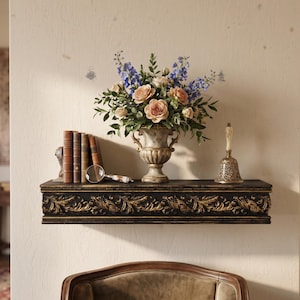 Könnte beinhalten: Ein dekoratives Regal mit einem Blumenarrangement in einer Vintage-Urne, Büchern, einer Lupe und einer Glocke. Das Regal ist schwarz mit goldenen Akzenten. Die Blumen sind rosa und blau.