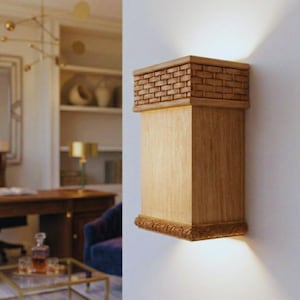 Op de afbeelding: Een witte keramische mok met een zwart handvat en de tekst "But First, Coffee" in een zwarte, vette letter. De mok staat op een houten oppervlak. De mok is 10 cm hoog.