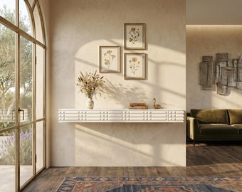 Estante flotante de diseño, largo, blanco, con textura, repisa de pared, pieza de interior contemporánea.