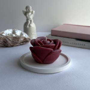 Pode incluir: Uma placa de madeira rústica com a frase "Welcome to our home" em letras brancas. A placa apresenta um acabamento desgastado e um design simples e acolhedor.