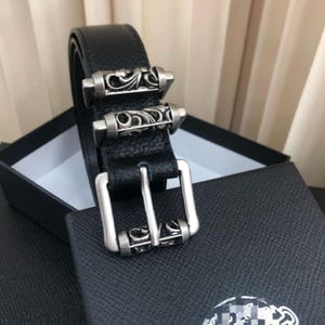 Cinto de couro PU com fivela de rolo e detalhes prateados, estilo streetwear vintage. imagem 4