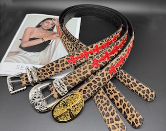 Cinto de couro PU com estampa de leopardo e fivela dourada e prateada. Estilo streetwear moderno.
