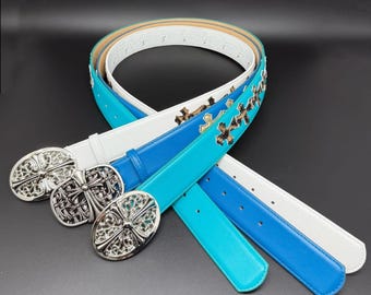 装飾的なクロスパッチ付きPUレザーベルト、シルバーオーバルバックル付きストリートウェア