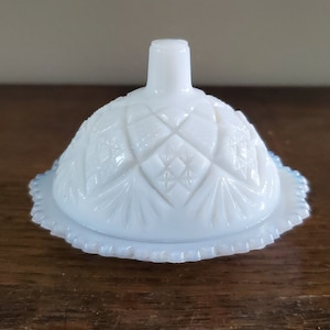 Vintage Westmoreland Milchglas bedeckt Butterdose Däumelinchen Muster