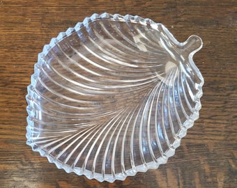 Piatto in vetro tagliato vintage a forma di foglia