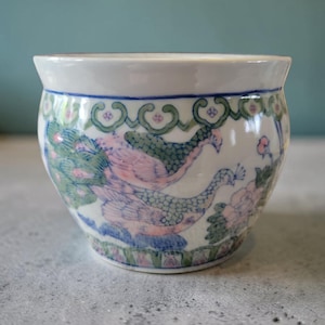 Puede incluir: Una tabla de cortar de madera hecha a mano con un acabado natural. La tabla es rectangular con esquinas redondeadas y un canal para jugos. Dimensiones: aproximadamente 45,7 cm de largo, 30,5 cm de ancho y 2,5 cm de grosor.