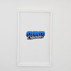 Pu&ograve; includere: Una custodia protettiva rettangolare trasparente con angoli arrotondati. La custodia presenta il testo "OBD Collectables" in blu e bianco, centrato sul davanti. La custodia &egrave; progettata per contenere un oggetto rettangolare.