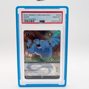 Pu&ograve; includere: Una carta collezionabile di Genio di Disney Lorcana, in una custodia protettiva blu. La carta &egrave; etichettata "2023 DISNEY LORCANA EN 1 GENIE ENCHANTED." I dettagli includono "#209 GEM MT 10 98301836." L'illustrazione di Genio &egrave; blu con sfondo verde.