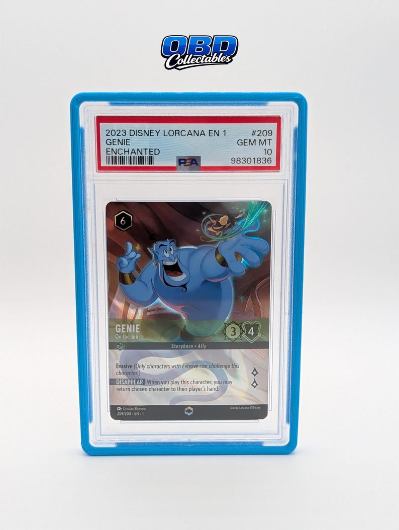Pu&ograve; includere: Una carta collezionabile di Genio di Disney Lorcana, in una custodia protettiva blu. La carta &egrave; etichettata "2023 DISNEY LORCANA EN 1 GENIE ENCHANTED." I dettagli includono "#209 GEM MT 10 98301836." L'illustrazione di Genio &egrave; blu con sfondo verde.