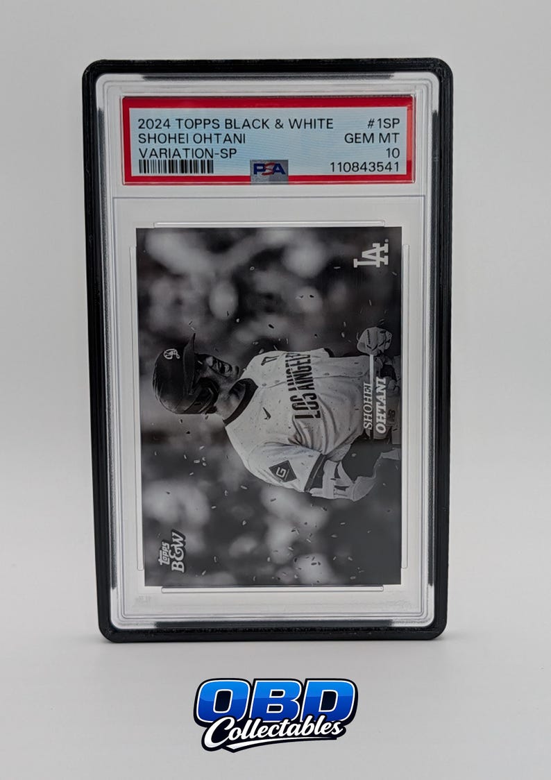 Pu&ograve; includere: Una carta da baseball in bianco e nero con Shohei Ohtani con la divisa dei Los Angeles Dodgers. La carta &egrave; valutata e protetta in un supporto. La carta include "2024 Topps Black & White" e "Variation-SP". La carta &egrave; della serie B&W.