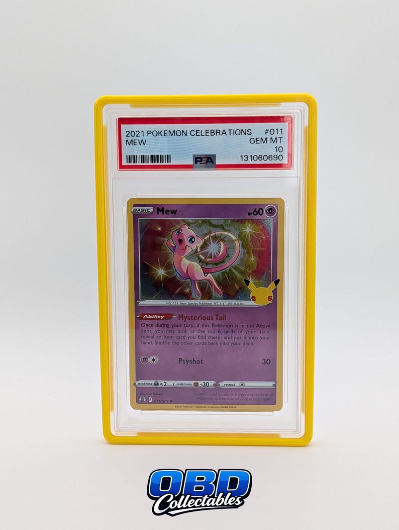 Pu&ograve; includere: Una carta Pok&eacute;mon Mew del set 2021 Pok&eacute;mon Celebrations, valutata e presentata in un supporto giallo. Il testo recita "2021 POKEMON CELEBRATIONS #011 MEW GEM MT 10". L'artwork della carta mostra Mew rosa.
