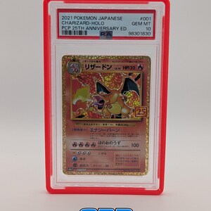 Pu&ograve; includere: Una carta Pok&eacute;mon Charizard-Holo valutata della 25th Anniversary Edition, racchiusa in un supporto protettivo rosso. La carta presenta un'illustrazione di drago arancione fiammeggiante con testo giapponese e il numero 25. La carta &egrave; valutata GEM MT 10.