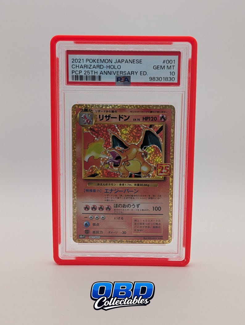Pu&ograve; includere: Una carta Pok&eacute;mon Charizard-Holo valutata della 25th Anniversary Edition, racchiusa in un supporto protettivo rosso. La carta presenta un'illustrazione di drago arancione fiammeggiante con testo giapponese e il numero 25. La carta &egrave; valutata GEM MT 10.