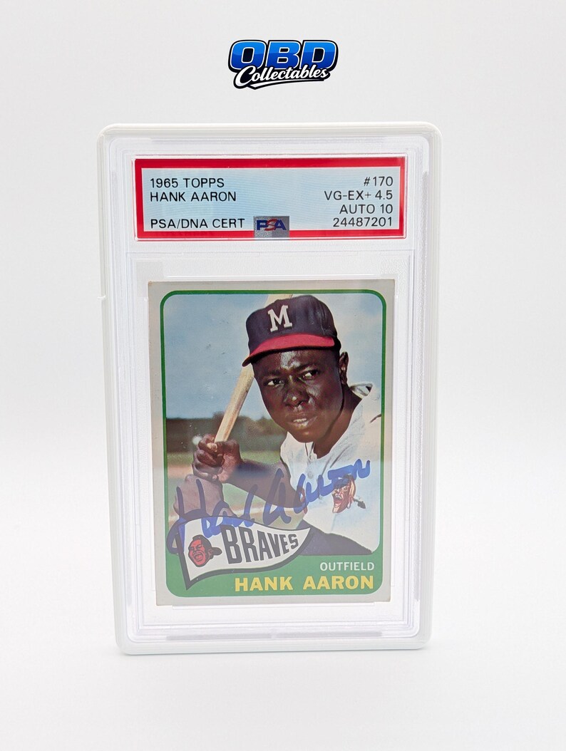 Pu&ograve; includere: Una carta di baseball Hank Aaron Topps del 1965, valutata VG-EX+ 4.5, con Auto 10, in un supporto protettivo. La carta mostra Hank Aaron in uniforme dei Braves, con una mazza. Oggetto da collezione.