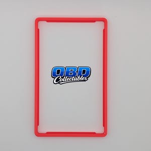Pu&ograve; includere: Una cornice rettangolare rosso vivo con angoli arrotondati. La cornice circonda un'area trasparente e trasparente. Il testo "OBD Collectables" &egrave; visualizzato in un carattere stilizzato blu e bianco all'interno dello spazio trasparente.