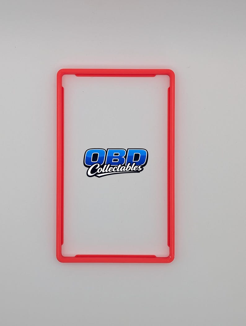 Pu&ograve; includere: Una cornice rettangolare rosso vivo con angoli arrotondati. La cornice circonda un'area trasparente e trasparente. Il testo "OBD Collectables" &egrave; visualizzato in un carattere stilizzato blu e bianco all'interno dello spazio trasparente.