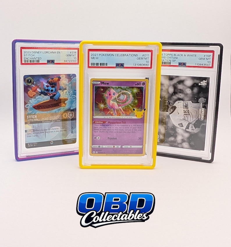 Pu&ograve; includere: Tre carte collezionabili in custodie protettive. Le carte presentano Stitch di Disney Lorcana, una carta Mew Pok&eacute;mon e una carta Topps Black & White di Shohei Ohtani. Le custodie sono incorniciate in viola, giallo e nero. Il logo "OBD Collectables" &egrave; in basso.