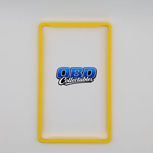 Pu&ograve; includere: Una cornice rettangolare gialla con angoli arrotondati. La cornice circonda un'area trasparente e trasparente. Il testo "OBD Collectables" &egrave; visualizzato in blu e bianco all'interno dello spazio trasparente.