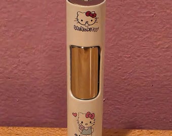 Encendedor cilíndrico de metal con forma de llama rosa de Hello Kitty, resistente al viento.
