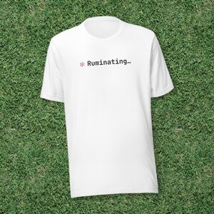Camiseta divertida para programadores, camiseta con pantalla de carga de IA, elige tu palabra clave - 48 opciones, regalo para desarrolladores, camiseta con humor sobre programación, blanca
