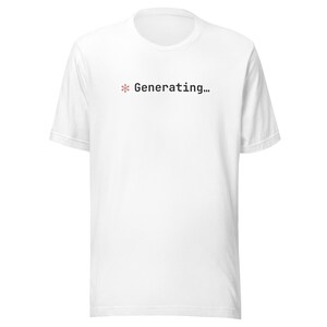 Op de afbeelding: Wit T-shirt met een ronde hals. Het shirt heeft de tekst "* Generating..." in zwarte letters met een roze asterisk symbool. Het shirt is gemaakt van een zacht materiaal.