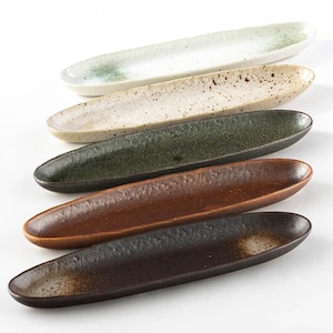 Könnte beinhalten: Set aus drei weißen Keramikvasen mit strukturiertem, geriffeltem Design. Die Vasen sind ca. 25 cm, 20 cm und 15 cm hoch. Dekorative Wohnkultur.