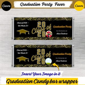 Puede incluir: Dos envoltorios de barra de caramelo de graduación con un diseño negro y dorado. Los envoltorios presentan el texto "Clase de 2026 - ¡Lo logramos!" y "Fiesta de graduación". Los envoltorios están diseñados para ser personalizados con una foto.