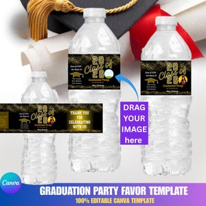 Op de afbeelding: Doorzichtige plastic waterflessen met zwarte en gouden etiketten met de tekst "Class of 2026" en "Graduation Party". Op de achtergrond een afstudeerhoed en een kwast. De tekst "Thank you for celebrating with us" is ook zichtbaar.