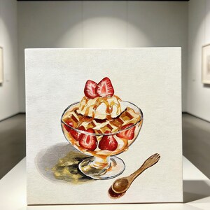 Pode incluir: Pintura de um sundae numa taça de vidro transparente. O sundae apresenta camadas de morangos, gelado e molho de caramelo, coberto com duas metades de morango. Uma colher de pau repousa ao lado da taça.