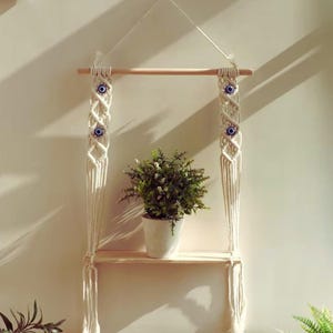 Evil Eye Makramee Regal | Boho hängendes Wanddekor, Pflanzenschaukeltablett, nordisches Display.