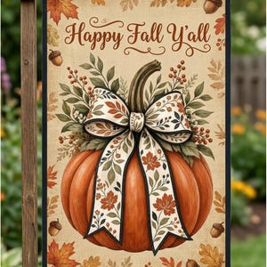 Könnte beinhalten: Eine rechteckige Gartenflagge mit einem zentralen orangefarbenen Kürbis, der mit einer großen cremefarbenen Schleife mit Herbstblatt- und Beerenmuster verziert ist. Der Text Happy Fall Y'all steht oben, umgeben von Eicheln und Ahornblättern.