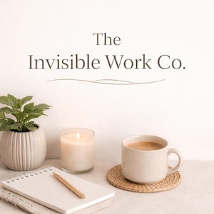 Può includere: Un ambiente di lavoro sereno con una candela accesa, una pianta in vaso, un taccuino con una penna e una tazza di caffè su un sottobicchiere intrecciato. Il testo "The Invisible Work Co." è visualizzato sopra gli oggetti.