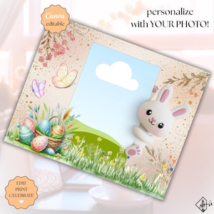 Può includere: Un modello di cornice rettangolare con un coniglietto bianco, un cestino di uova di Pasqua colorate, farfalle ed erba verde. Il design include uno spazio centrale per una foto, una forma a nuvola e il testo personalize with YOUR PHOTO!