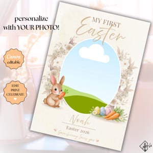 Könnte beinhalten: Eine rechteckige digitale Vorlage zum Thema Ostern mit einem ovalen Fotorahmen in der Mitte, einem braunen Hasen mit Karotte, Blumenmotiven und dem Text: MY FIRST Easter, Noah, Easter 2026 und Somebunny loves you. Das Design zeigt einen blauen Himmel.