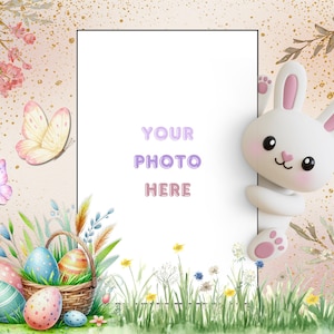 Może przedstawiać: Ramka na zdjęcia w tematyce wielkanocnej z białym królikiem, kolorowymi jajkami w koszyku i motylami. Ramka zawiera fioletowy tekst "YOUR PHOTO HERE". Tło jest w kolorze jasnoróżowym z kwiatowymi akcentami.