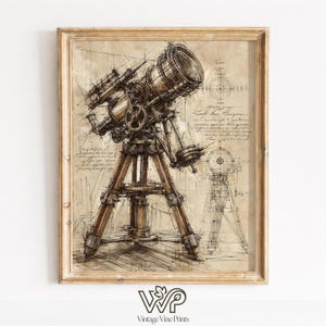 Könnte beinhalten: Gerahmter Vintage-Druck eines Teleskops. Das Kunstwerk zeigt eine detaillierte Illustration eines Teleskops auf einem Holzstativ, komplett mit Zahnrädern und Linsen. Der Hintergrund ist ein pergamentartiges Papier mit handschriftlichen Notizen und Diagrammen. Der Rahmen ist hellbraun.