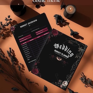 Può includere: Un wedding planner nero a tema gotico. Il planner presenta una copertina con la parola "Wedding" in un font decorativo, elementi floreali e una luna crescente. Il planner aperto mostra una pagina di panoramica del budget con categorie e dettagli finanziari.