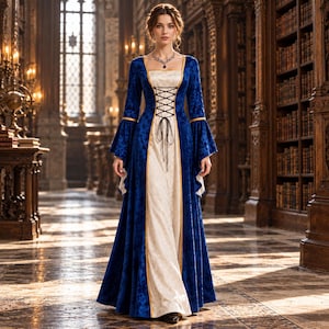 Op de afbeelding: Een vloerlange jurk met een lijfje en mouwen van diepblauw fluweel en een cr&egrave;mekleurig middenpaneel. Het kledingstuk is voorzien van een zwart veterdetail aan de voorzijde, lange uitlopende mouwen en gouden biezen langs de verticale naden.