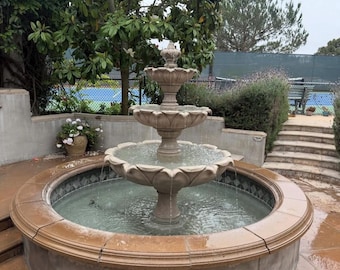 "Großer 3-stufiger Brunnen - ein klassisches Landschaftswasserspiel / Kunststeinbecken."