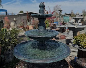 Gran fuente de jardín de piedra fundida de 3 niveles: elegante elemento acuático para exteriores.