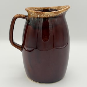 Vintage Hull Pottery kan met bruine druipglazuur, 16,5 cm