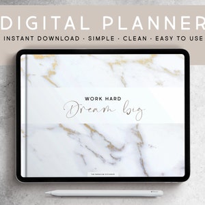 Peut inclure: Planificateur numérique sur une tablette avec un fond en marbre blanc et des accents dorés. Le texte "Work Hard Dream Big" est affiché à l'écran.