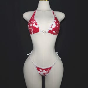 Ensemble de bikini rouge à fleurs d'hibiscus | Bikini imprimé hawaïen à nouer sur le côté | Tenues de festival, de rave, de plage et de danse exotique